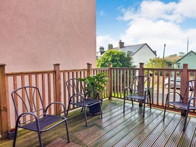 Spacious detached house 2 minutes walk to beach Main Photo