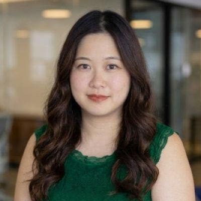 Young professional woman looking for flatshare  Main Photo
