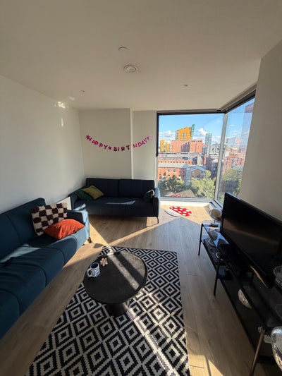 Double en-suite room to rent in 3 bed flat Main Photo