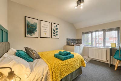 Modern Ensuite Room with Parking Nr Hospital Main Photo