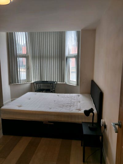 Studio Flat Close to University  Main Photo