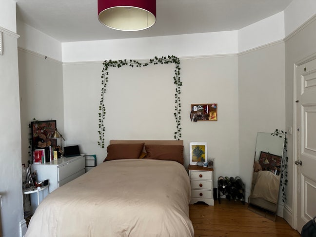 Spacious double available in large Tooting house Main Photo