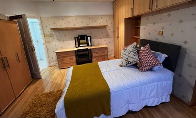 Spacious double bedroom 9 mins to Tube Main Photo