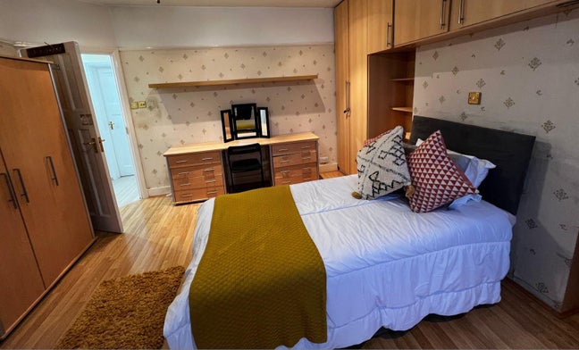 Spacious double bedroom 9 mins to Tube Main Photo