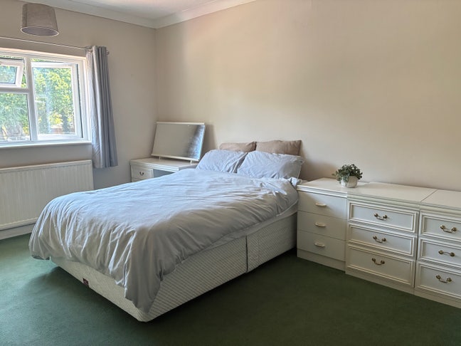 Large double bedroom on quiet road  Main Photo