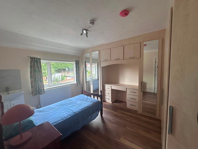 Double room 2 mins from Sutton High Street Main Photo