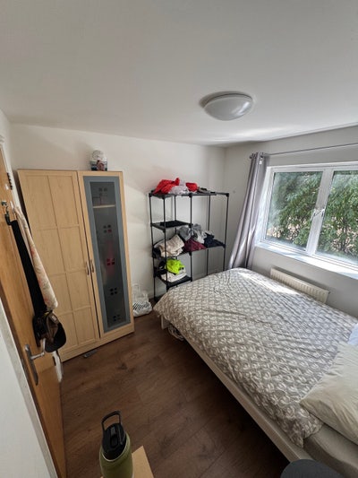 &pound;950 Tollington Way, 2 ROOMS INC. In a gated area Main Photo