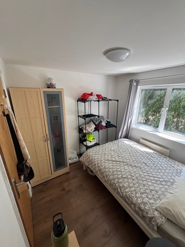 &pound;950 Tollington Way, 2 ROOMS INC. In a gated area Main Photo