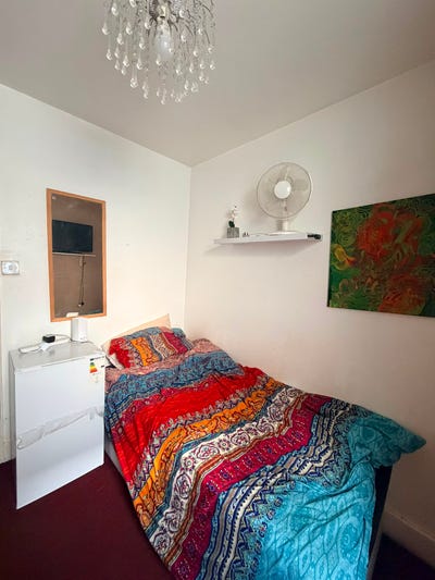 Single Room with Private Bathroom | NW10 9PU Main Photo