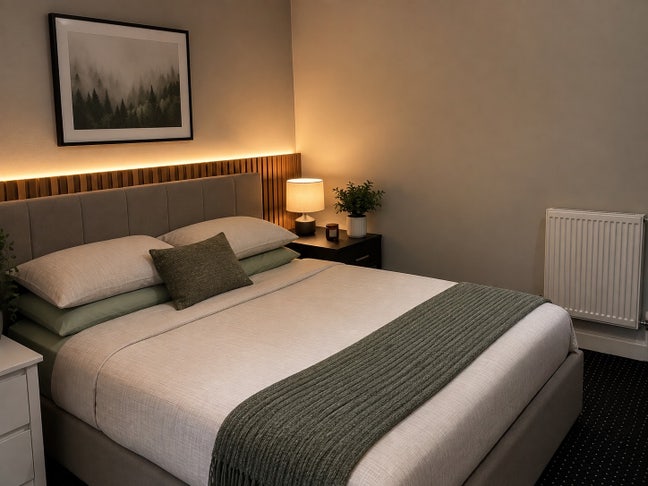 Large Double bedroom in modern home  Main Photo