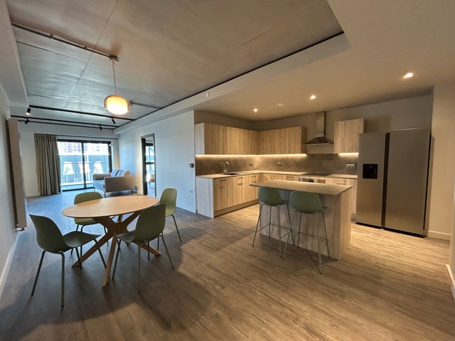 Female Roommate Wanted – Shared Ensuite Room Main Photo