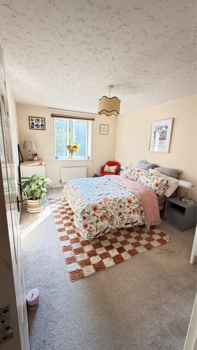 Spacious double room and bathroom Main Photo