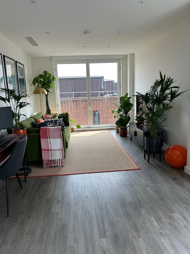 Double Room with bathroom in brand new apt in Anc  Main Photo