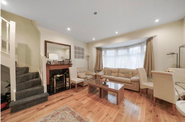 Three  Double  Bedrooms  Available  Main Photo