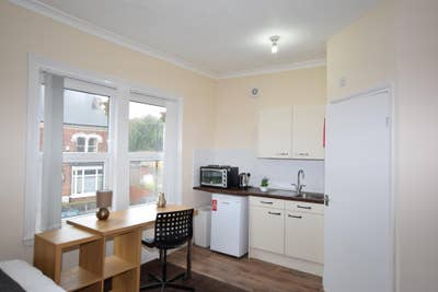 Spacious Studio Bills Inclusive Main Photo