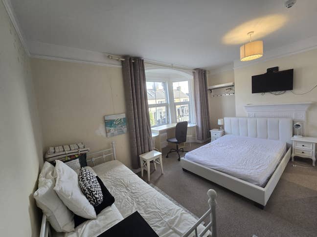Ensuit rooms available. 10 mins walk from station Main Photo