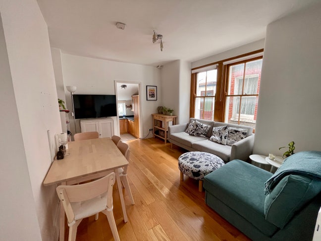 ☀️ Lovely bright flat 2 mins from tube Main Photo
