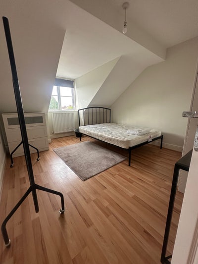 Bright, Large Double Room Nr Watford Hospital Main Photo
