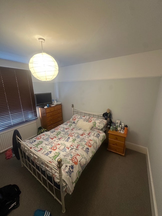Large Double Room Available for Tenancy Takeover Main Photo