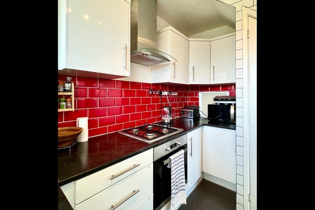 Bright and spacious 4 bedroom flat, brand new Main Photo