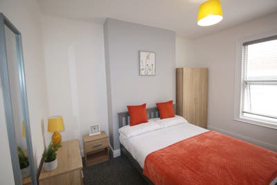 Move In & Save  All Bills Paid | Walk to Uni  Main Photo