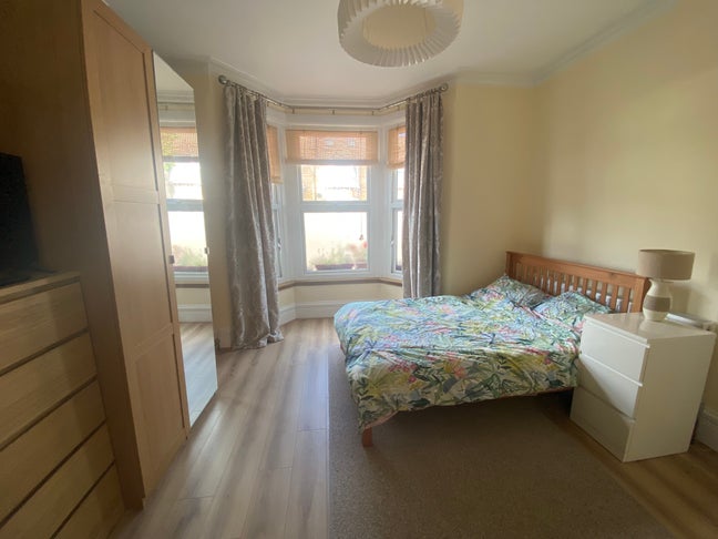 Large room in family home Main Photo