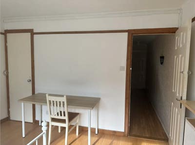 One room for share close to city centre & westend Main Photo