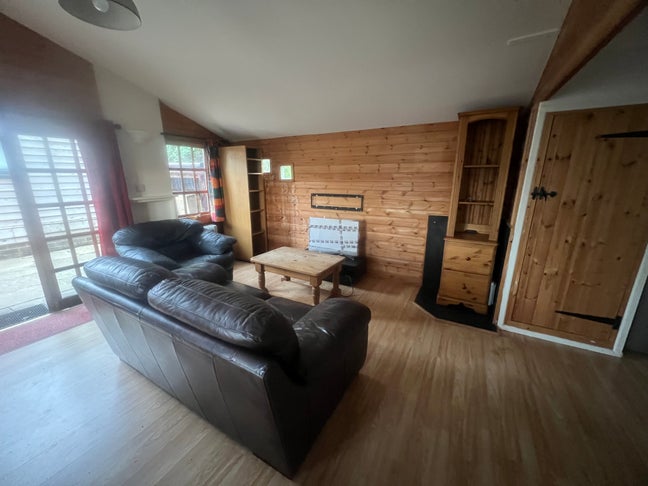 1 bedroom detached lodge with all bills included Main Photo