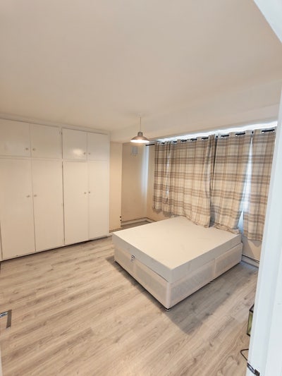 XL room available in Egham Main Photo