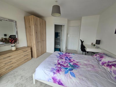 Double bedroom with ensuite shower and parking  Main Photo