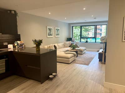 Ensuite Double Room Available in Elephant Park Main Photo