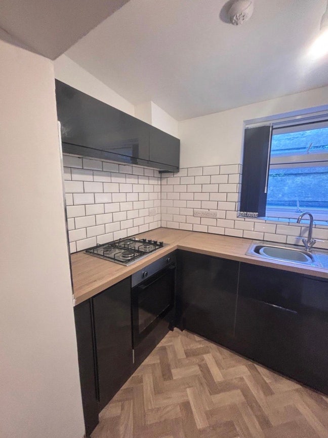 Tenancy Takeover – Modern Basement Flat Studio Main Photo