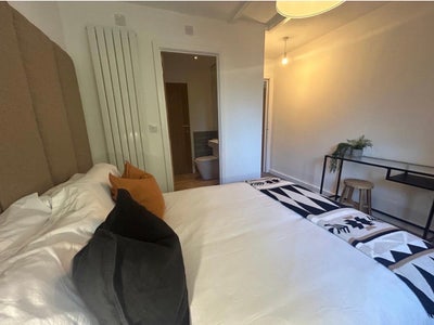 En-suite - Parking - NR1 - 1st Sept (44H-M) Main Photo