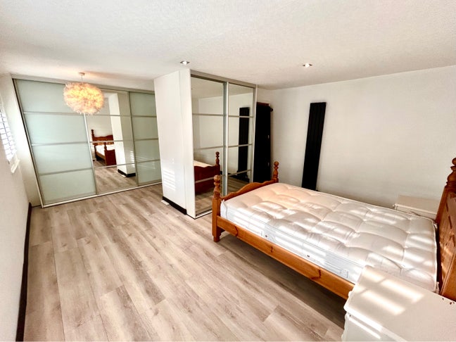 Large Double Room in Modern Home - Bills Included Main Photo