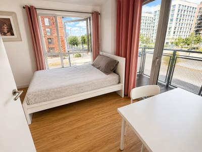 👫 Move Together! 3-Bed Flat Ready Now Main Photo