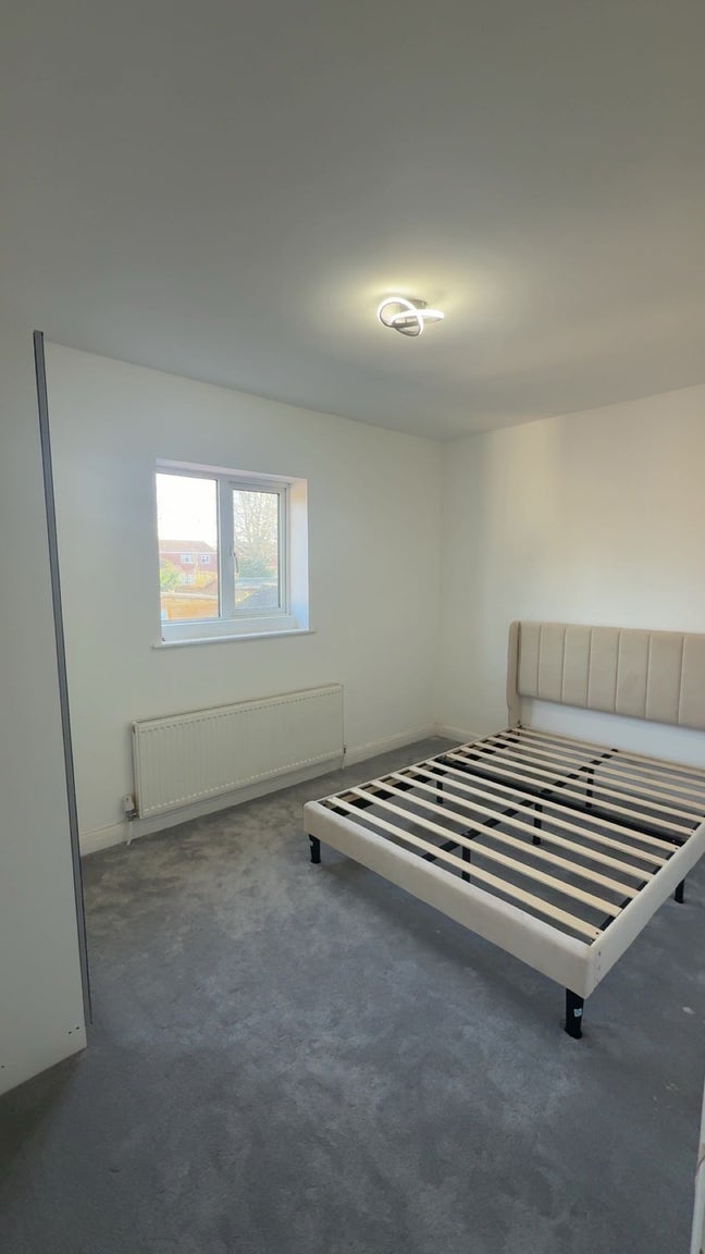 Spacious, Renovated Double Room – Bills included Main Photo