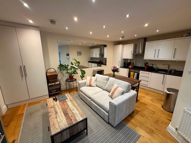 1 room available. Professional household.  Main Photo