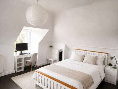 Large, peaceful double room beside Queen’s Park  Main Photo