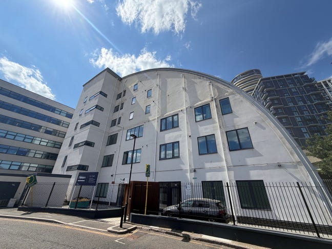Lovely 2 bedroom apartment very close to Westfield Main Photo