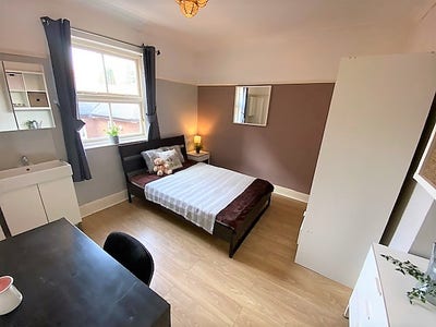 Friendly Professional Houseshare Main Photo