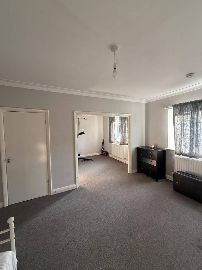 Spacious King Size Room for Rent – South Woodford, Main Photo