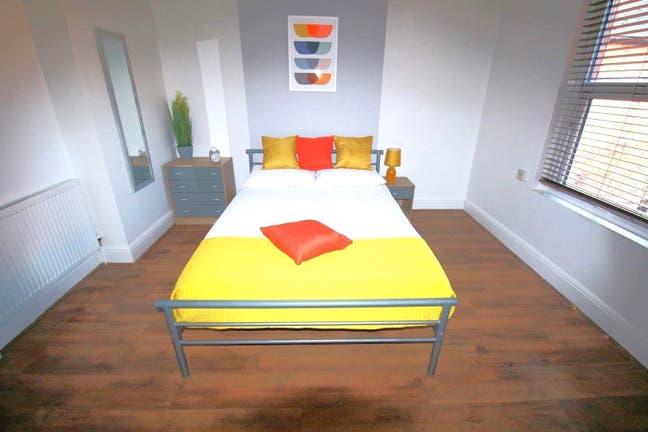 Bright & Modern Double Room - Near City Centre  Main Photo