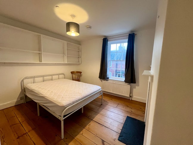 Large Double in Beautiful Professional Shared Home Main Photo