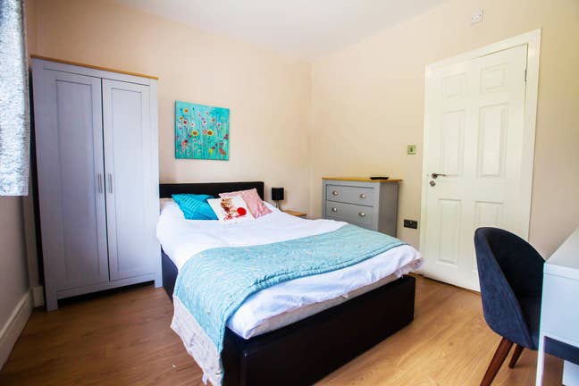Wandsworth Modern Double En-suite Room with Garden Main Photo