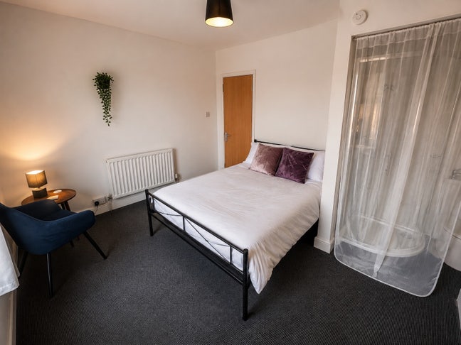 FEMALE En-Suite house share Chesterfield centre Main Photo