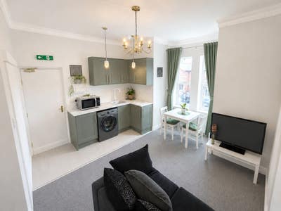 First Let - Stylish En-Suite & Private Kitchenette Main Photo