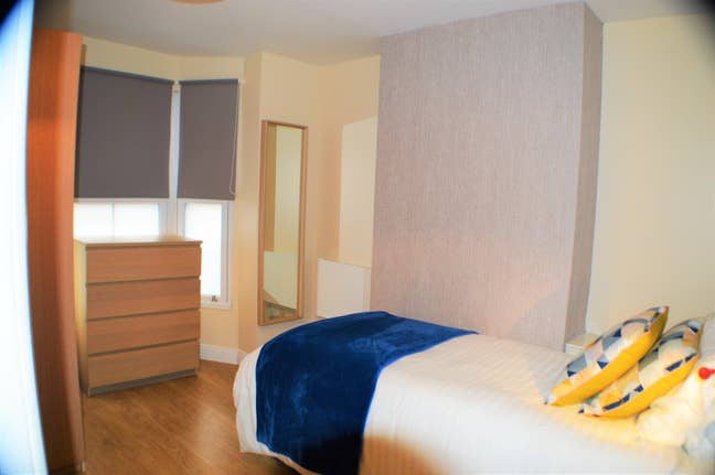 Small Dbl Room - Walk to Station / Town / Oracle Main Photo