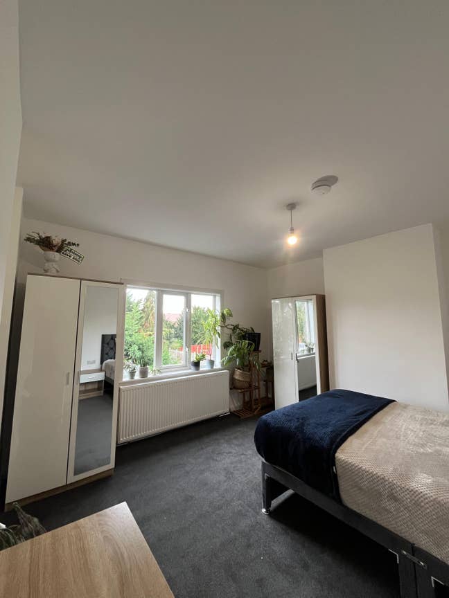 Spacious Ensuite Studio Room – All Bills Included Main Photo