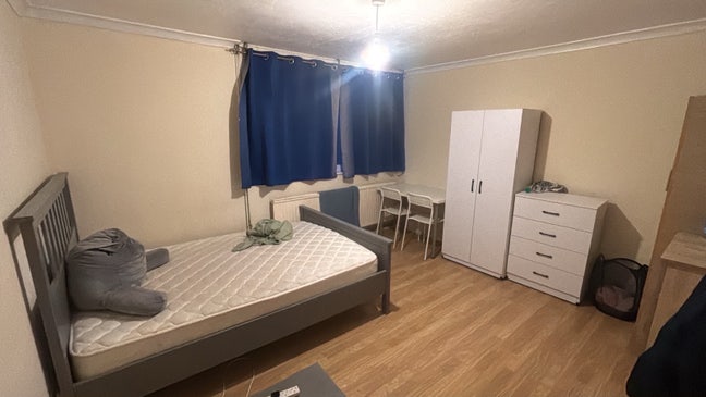 Spacious Double Room - full furnished  Main Photo