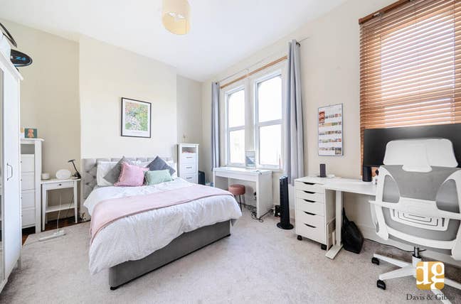 Spacious bright double bedroom 2 minute walk from  Main Photo